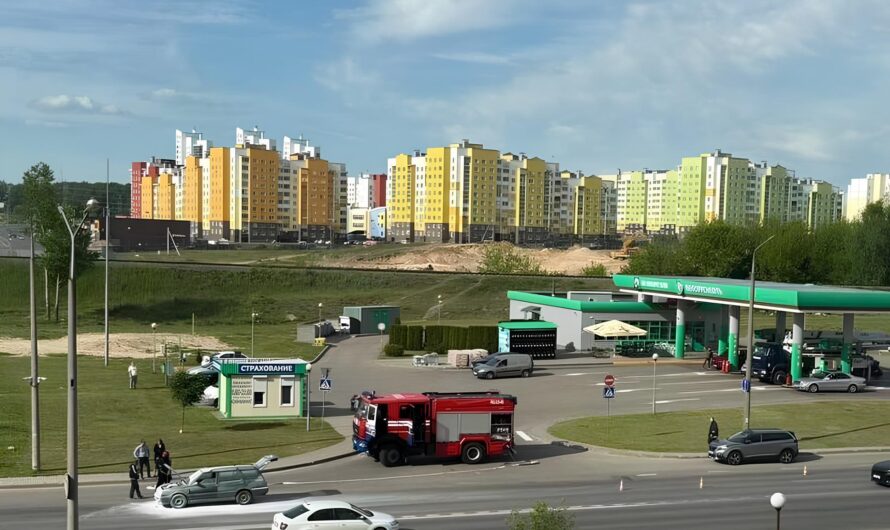Герои на дороге: в Гродно очевидцы спасли авто от пожара