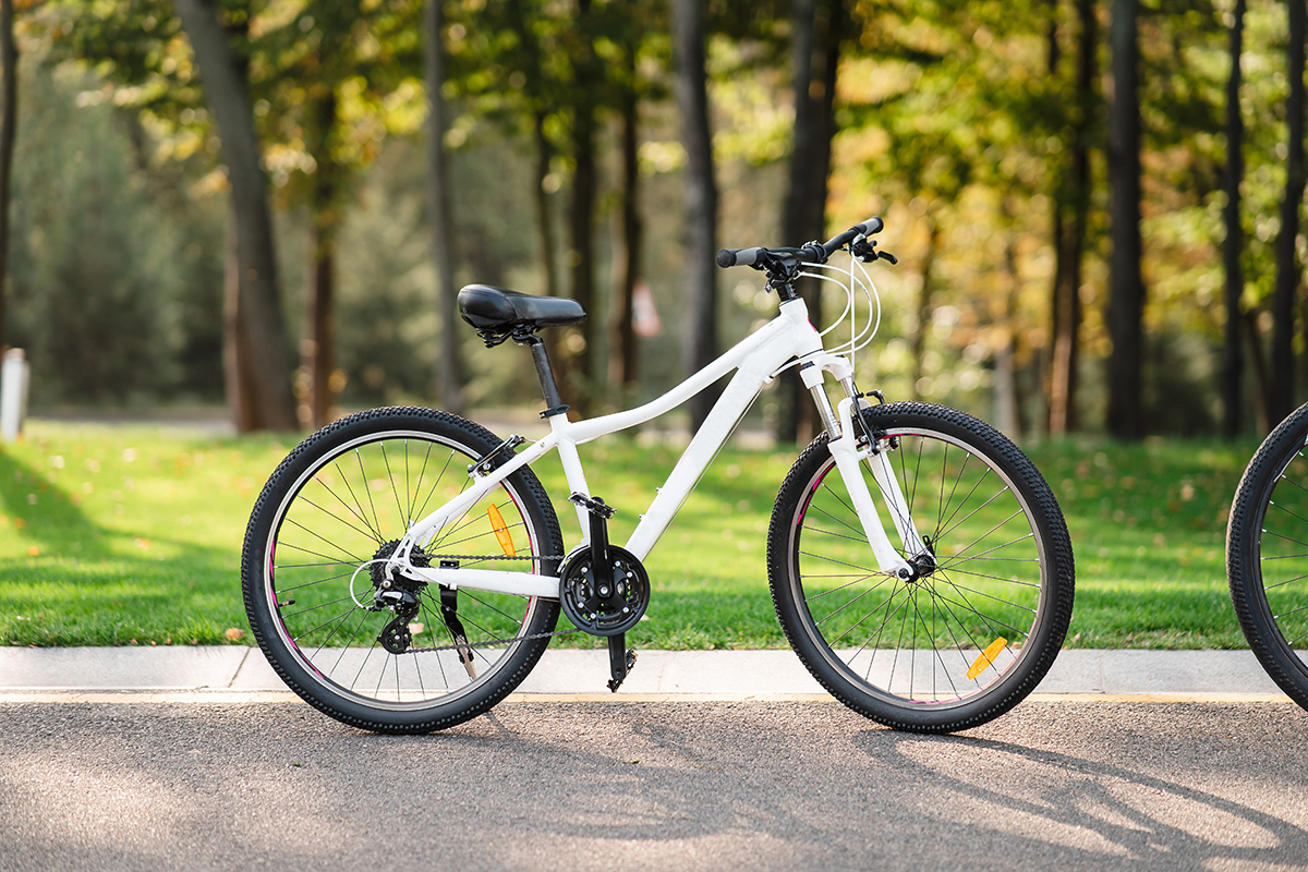 belyi velosiped stoasii v parke