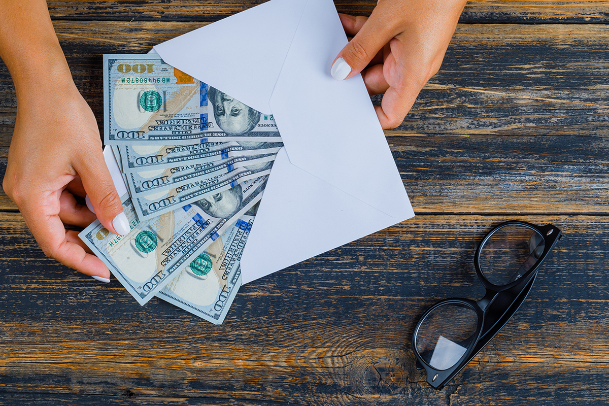 biznes koncepcia s ockami i konvert s den gami na derevannoi poverhnosti