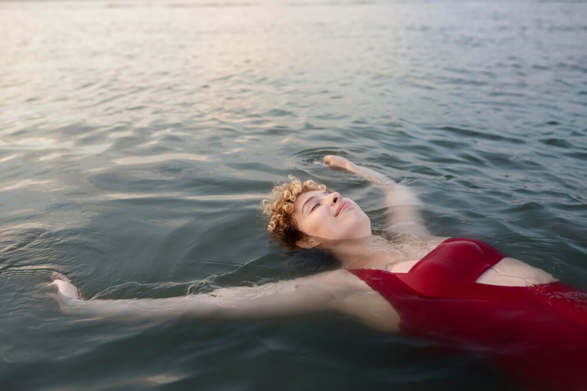 medium shot woman swimming 23 2149137190