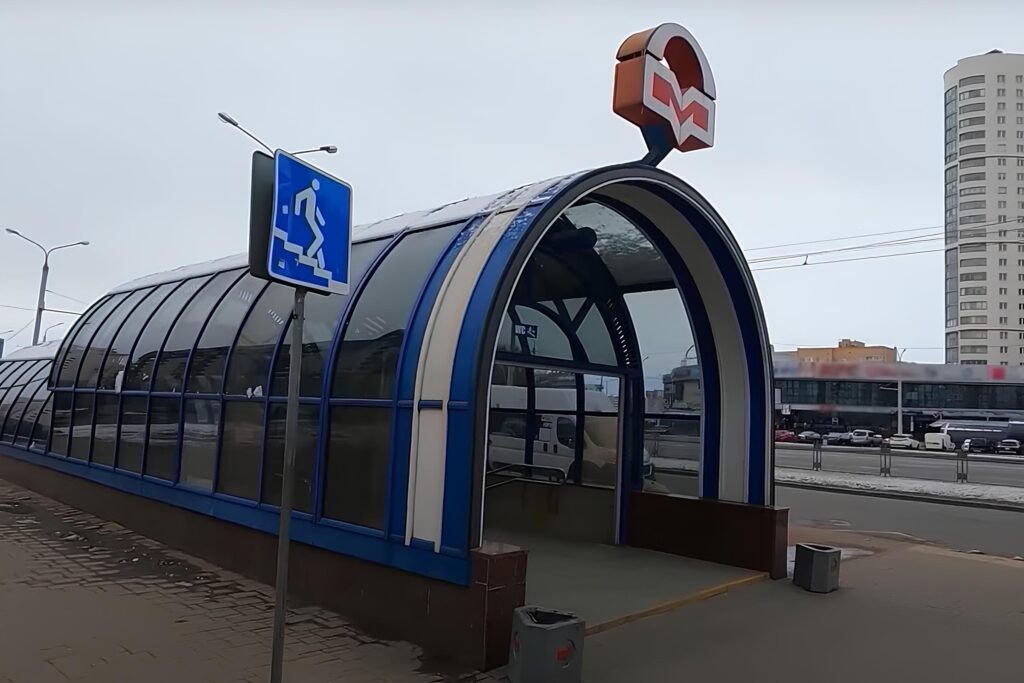 На станциях минского метро исчезли буквы — в метрополитене объяснили причину 2 mir 1 1