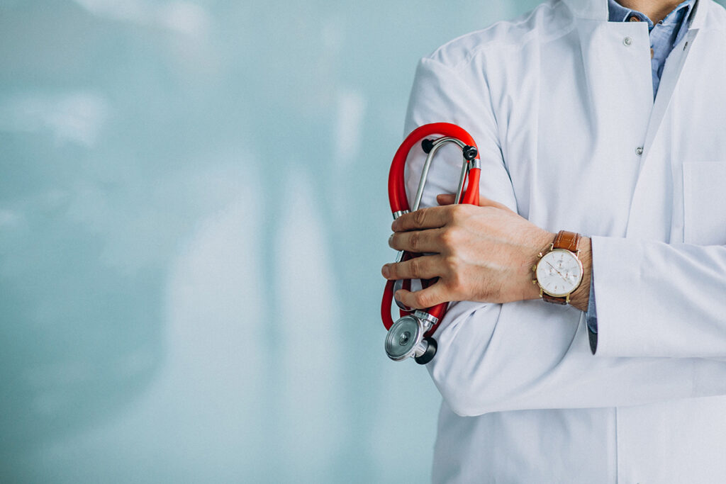 molodoi krasivyi vrac v medicinskom halate so stetoskopom
