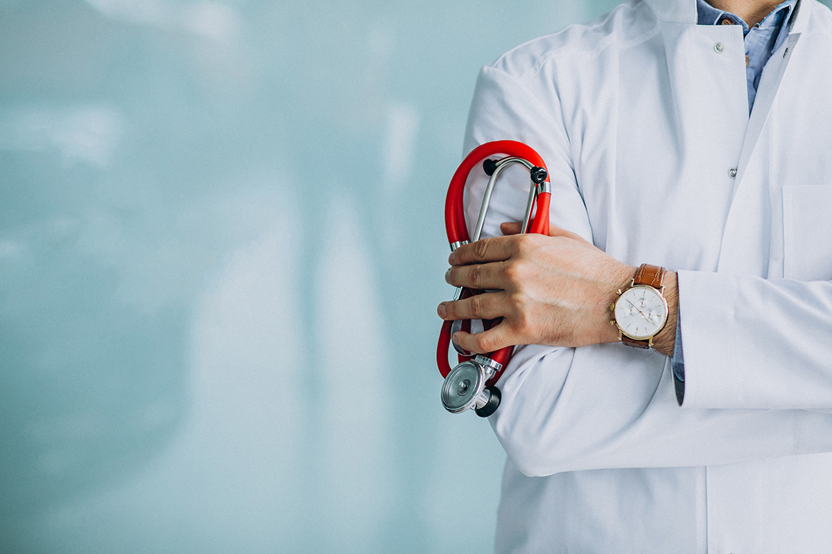 molodoi krasivyi vrac v medicinskom halate so stetoskopom
