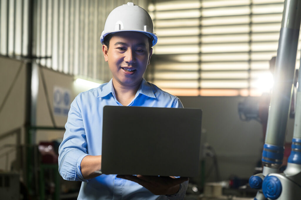 Трудовых мигрантов в Беларуси стало почти в три раза больше 2 portrait asian emgineer male female technician safty uniform standing turn around look camera laugh smile with cheerful confident machinery factory workplace background