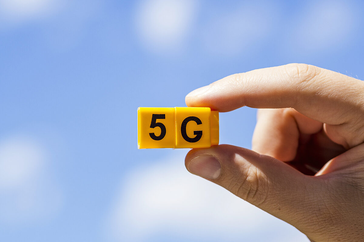 ruka 5g osnastki kubiki protiv neba s oblakami