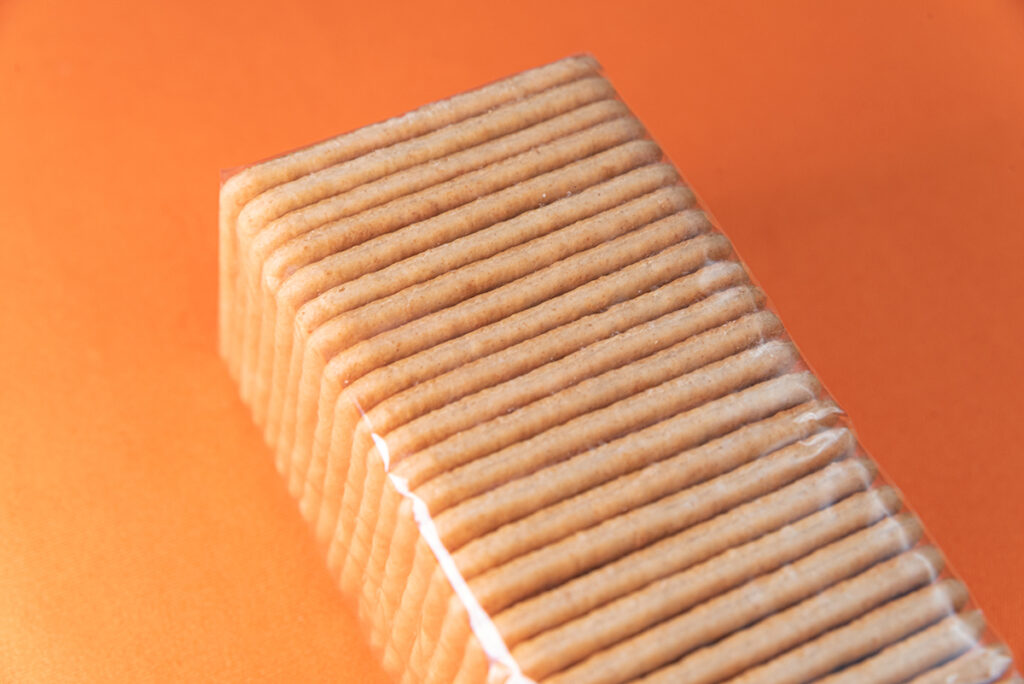 Госстандарт запретил популярные сладости: что в списке 2 salt crackers orange table