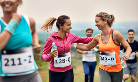 scastlivye sportsmenki podderzivaut drug druga vo vrema marafona na prirode