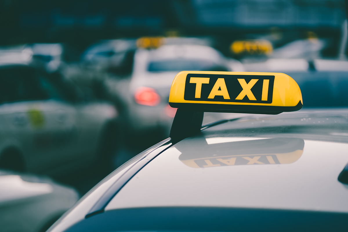 selektivnyi fokus vystrel znaka zeltogo taksi v probke