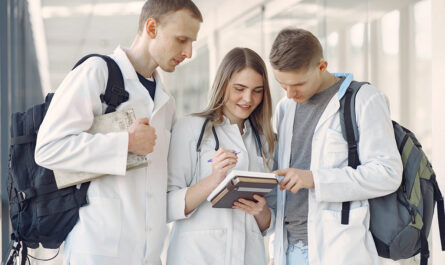 studenty mediki v koridore i razgovarivaut
