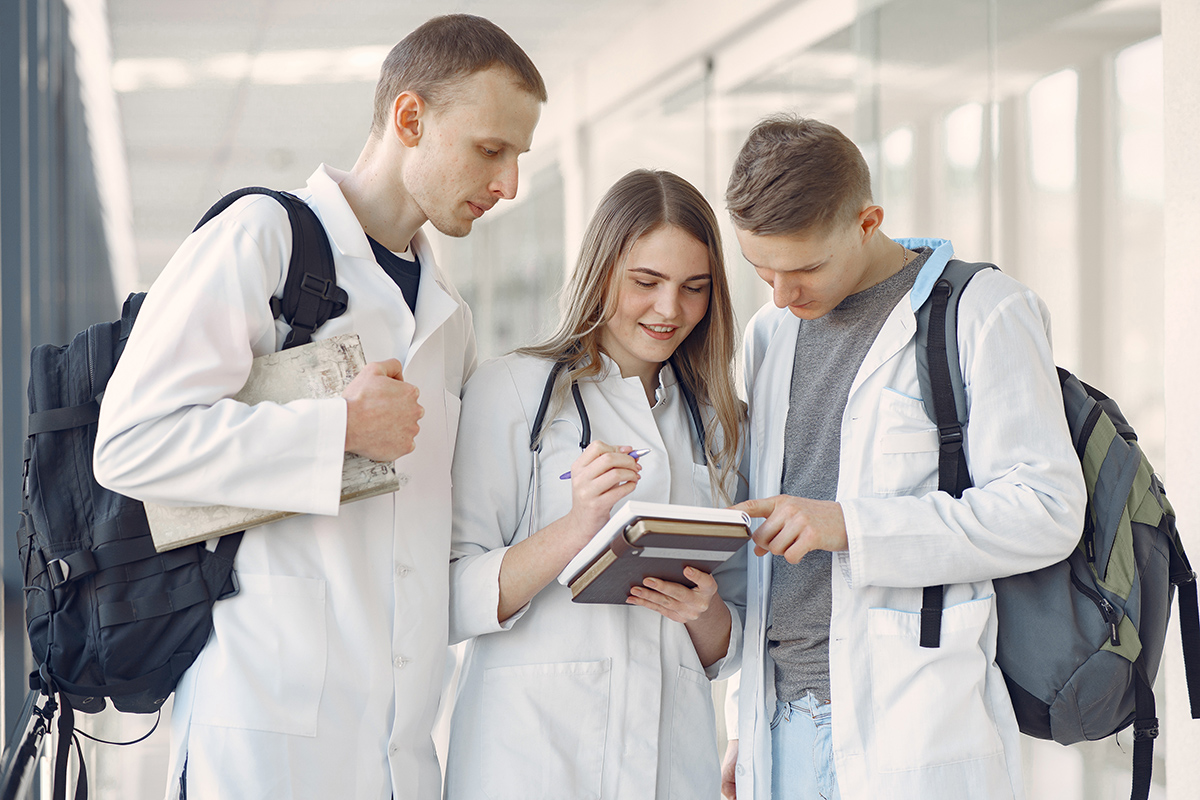 studenty mediki v koridore i razgovarivaut