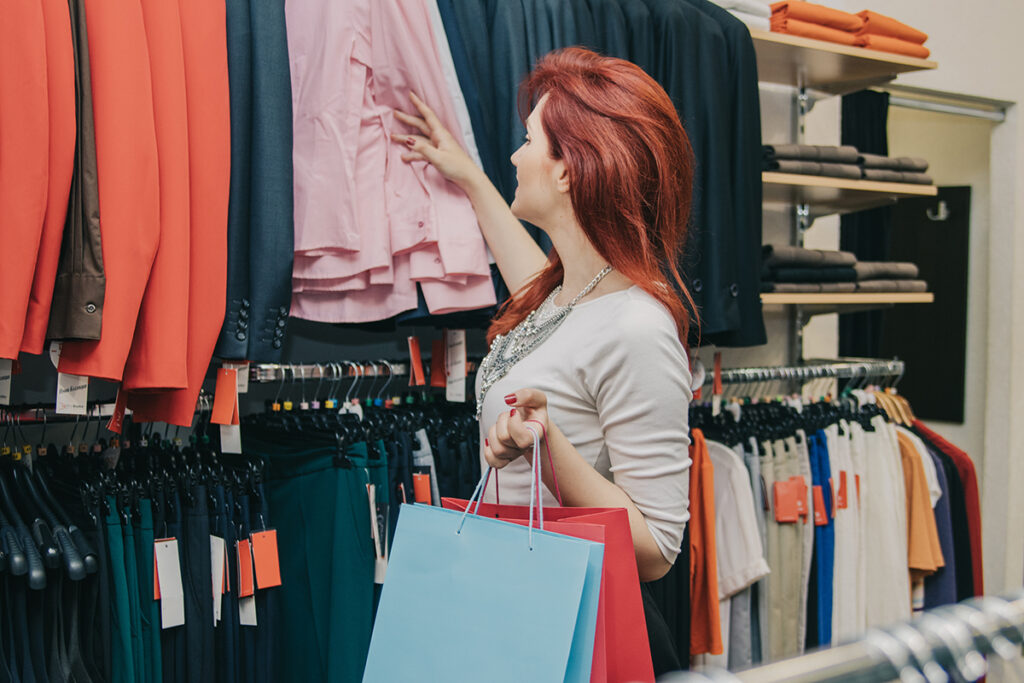 Беллегпром использует ИИ для создания дизайнерских вещей 2 woman with bags shop