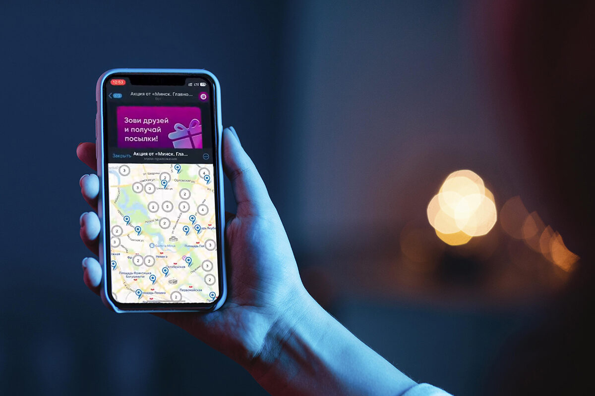 zensina derzasaa i ispol zuusaa smartfon