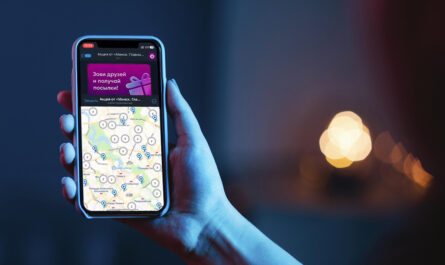 zensina derzasaa i ispol zuusaa smartfon
