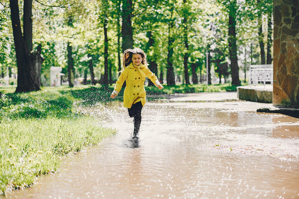 Погода в Беларуси с 2 по 8 июня: ливни, грозы и колебания температуры 2 cute kids plaiyng rainy day