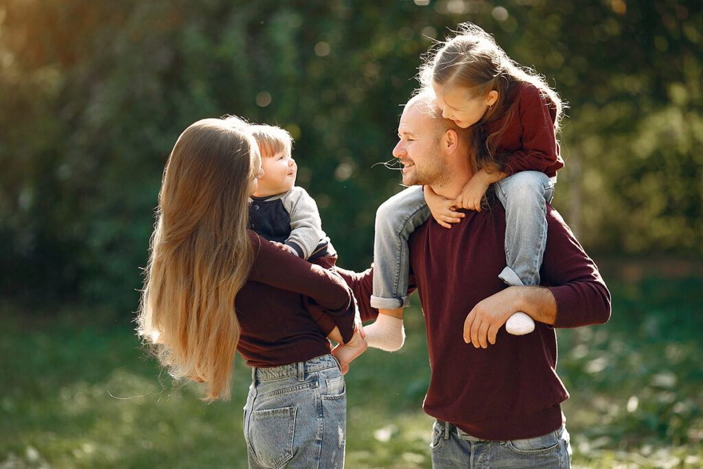 Как белорусы выбирают имена детям: традиции, мода и личные истории 2 family with cute kids autumn park