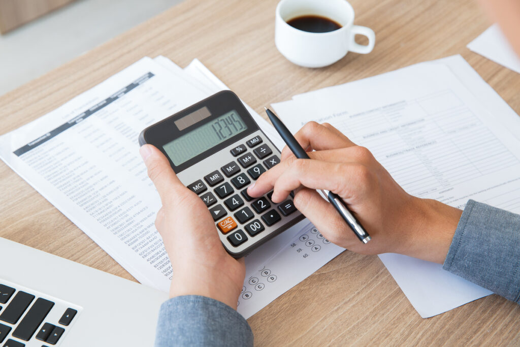 Аналитики ЕАБР: в Беларуси сохранится высокий рост заработных плат 2 finance accounting paper desk using 1