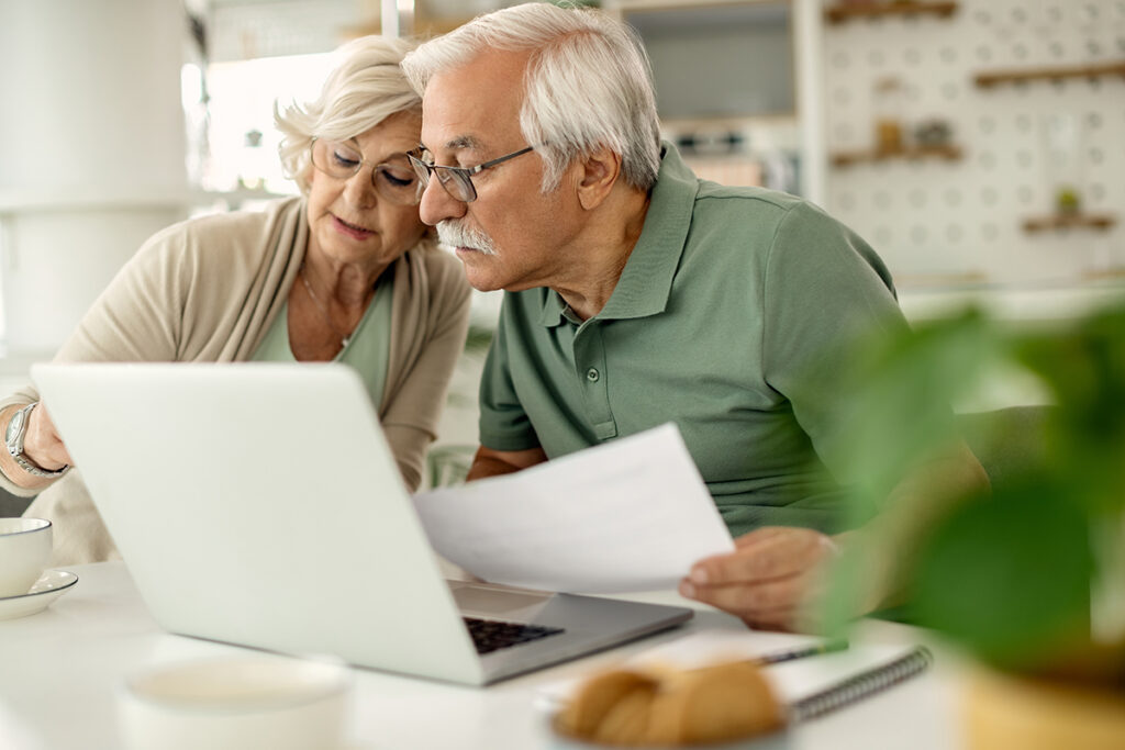 Белорусы выбирают доппенсию: условия, суммы и кто чаще участвует 2 senior couple analyzing their savings while going through home finances