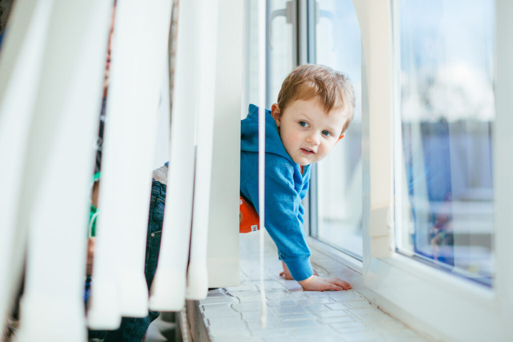 Несчастный случай под Гродно: малыш выпал из окна второго этажа 2 small boy stands near window sill 1
