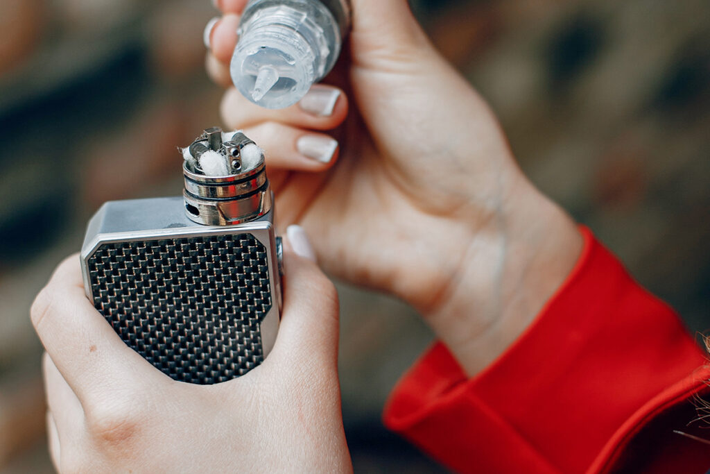 Борьба с вейпами: в Беларуси обсуждают новые ограничения 2 stylish young girl city with vape