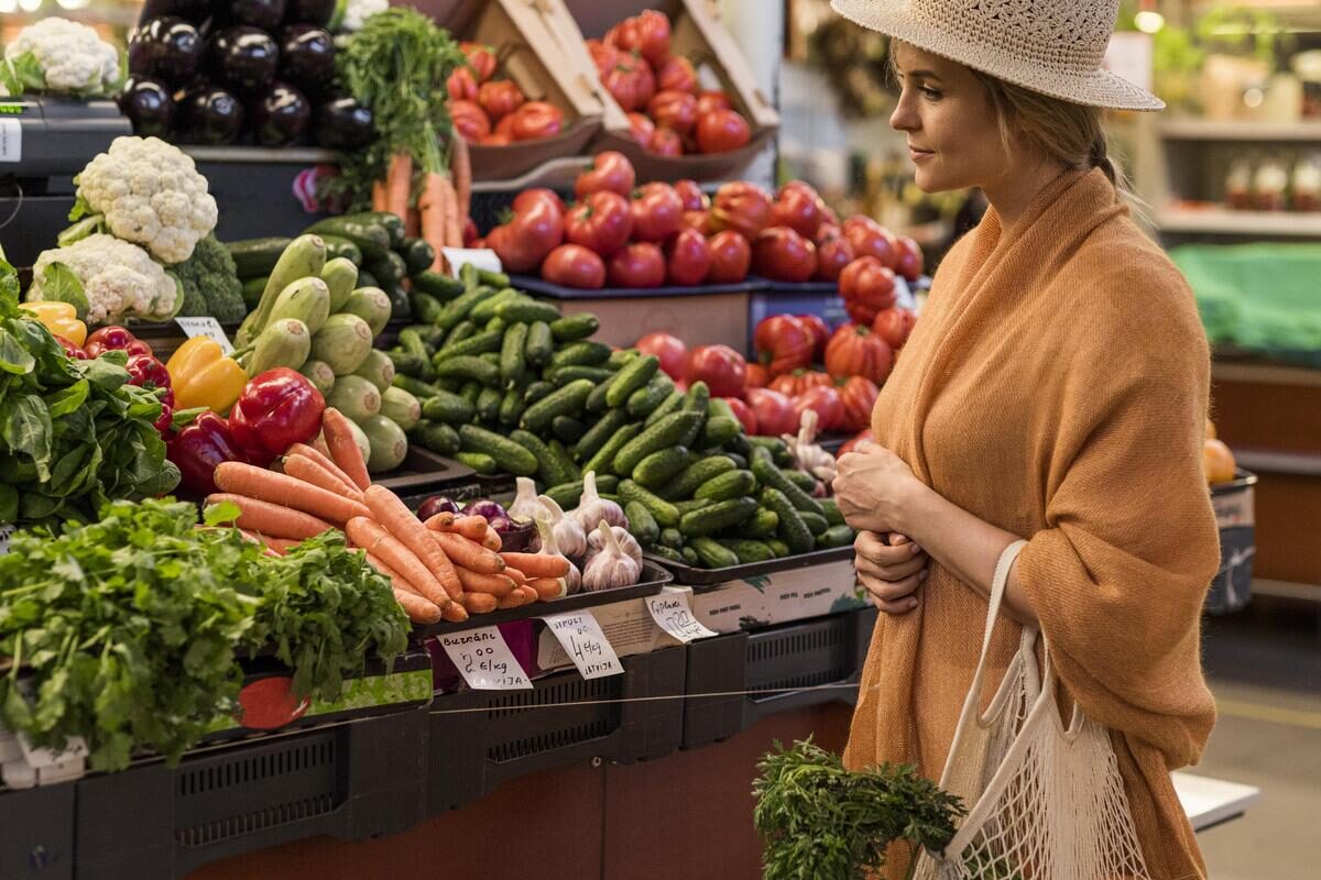 woman with summer hat buying healthy food 1