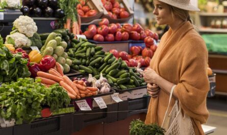 woman with summer hat buying healthy food 1