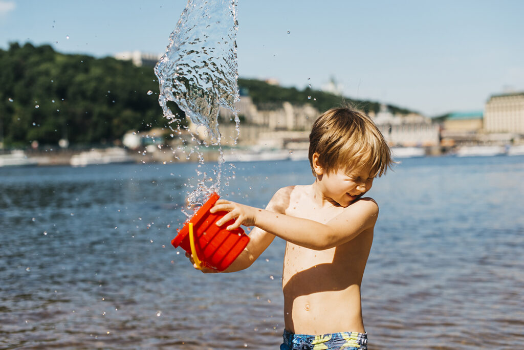 Вода не соответствует нормам: семь пляжей закрыты для купания 2 young boy spills water from bucket sea beach