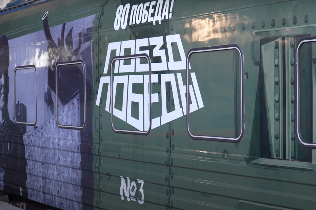 2025 06 30 gorod installyacziya na oktyabrskoj ploshhadi mozolevskij 10 1 1 1