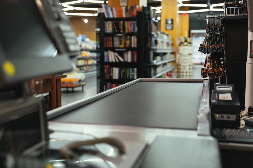 МАРТ выявил просрочку в «Гиппо» после жалоб покупателей 2 empty cashier work place