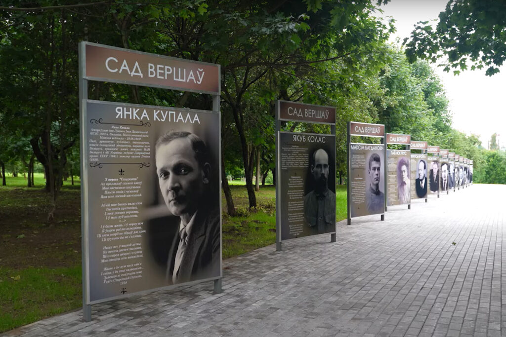 В Минске появился "Сад вершаў" — новая зона отдыха с поэтической аллеей и арт-лавочками 2 her hand