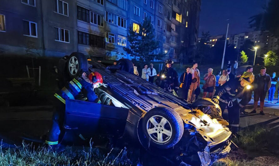 В Минске пьяный водитель протаранил машины и перевернулся во дворе многоэтажки