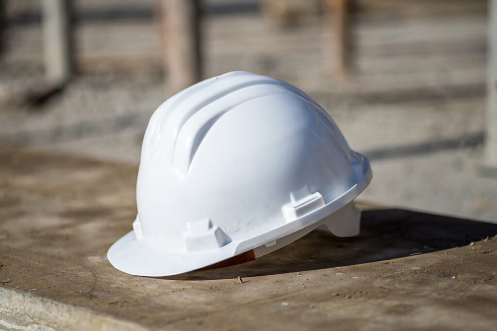 В Новополоцке рабочий погиб при падении с высоты на стройке 2 white construction helmet ground sunlight
