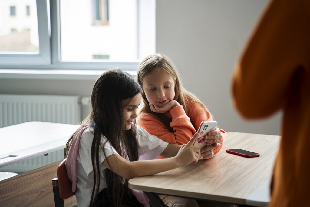 В школах будут собирать телефоны перед уроками: как это организуют 2 child sdents school