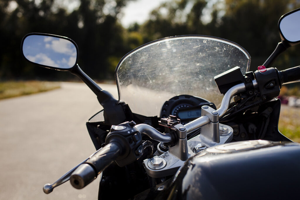 Под Витебском мотоциклист погиб в ДТП, пострадал подросток 2 close up motorcycle windshield