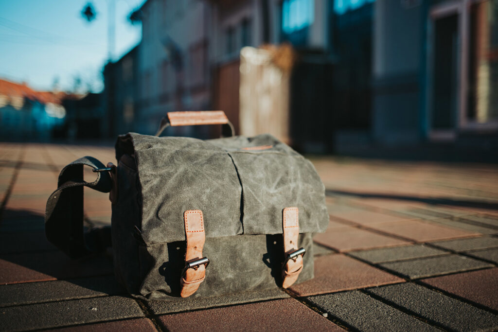 Милиция Минска напоминает правила при обнаружении бесхозных вещей 2 closeup grey romanian breadbag ground street