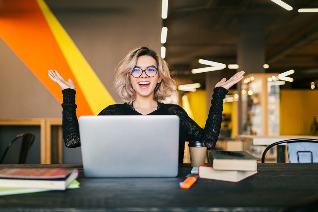 Юрист объяснила, когда отпуск выплачивается деньгами 2 funny happy excited young pretty woman sitting table black shirt working laptop co working office wearing glasses