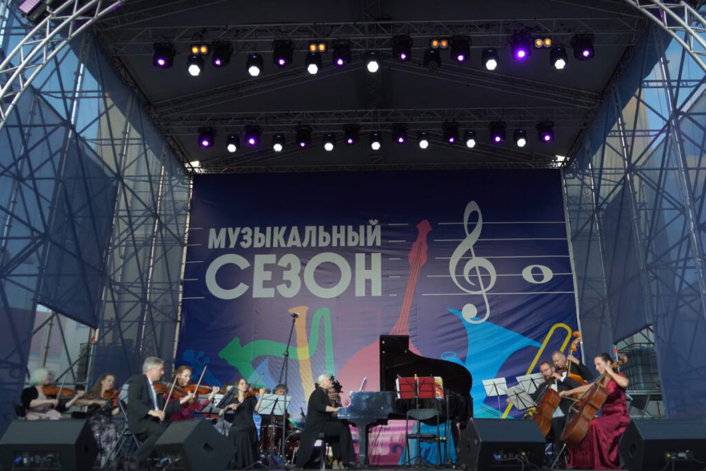 Музыкальная гостиная в Верхнем городе: летний концерт у минской ратуши 2 little children k out window