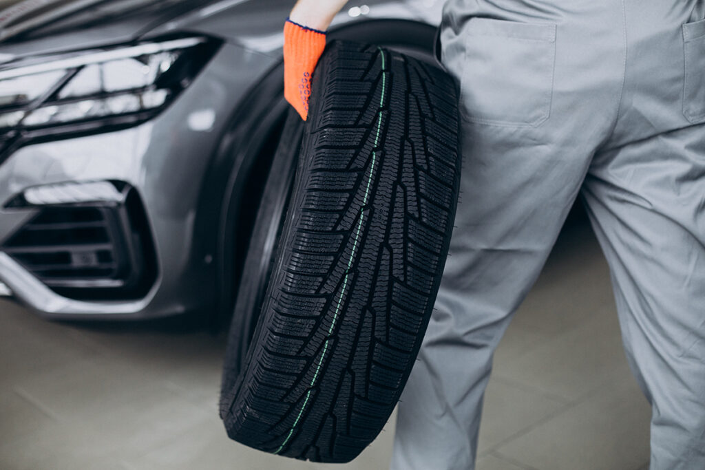 Всесезонные шины под запретом зимой: ГАИ пояснила новые правила 2 mechanic changing tires car service