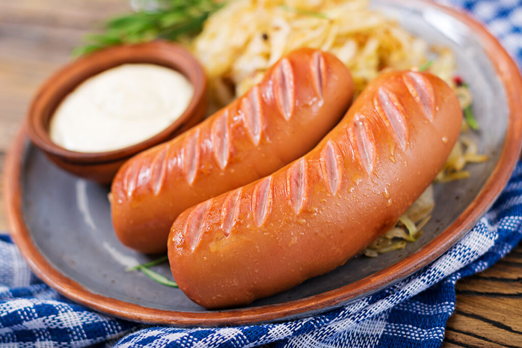 В Столбцовском районе мужчина погиб, подавившись сарделькой 2 plate sausages sauerkraut wooden table traditional oktoberfest menu