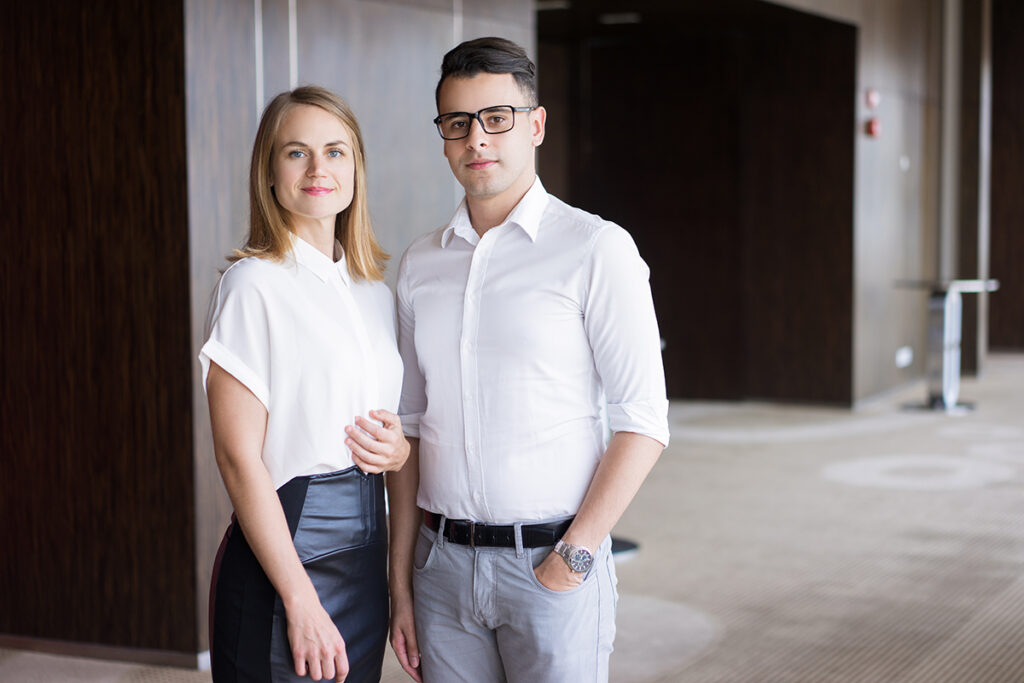 Что надеть родителям на линейку в школе 1 сентября в Беларуси 2 portrait confident business colleagues posing office building