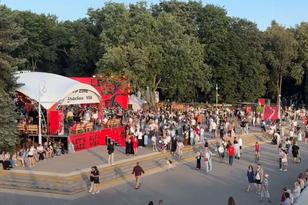 Джаз в сердце Минска: фестиваль LET’S JAZZ собрал гостей в парке Горького 2 summer grasht sky natural background