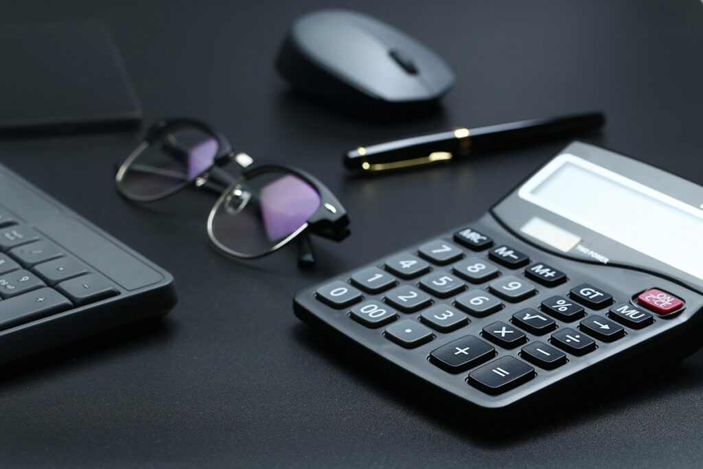 Больничный лист в Беларуси: правила начисления в 2025 году 2 black office business equipment black background