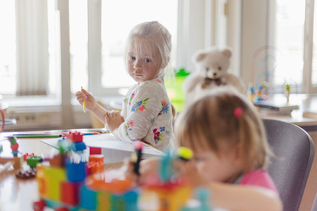 В Беларуси расширили круг специалистов для работы в детских садах 2 little girl drawing sitting table