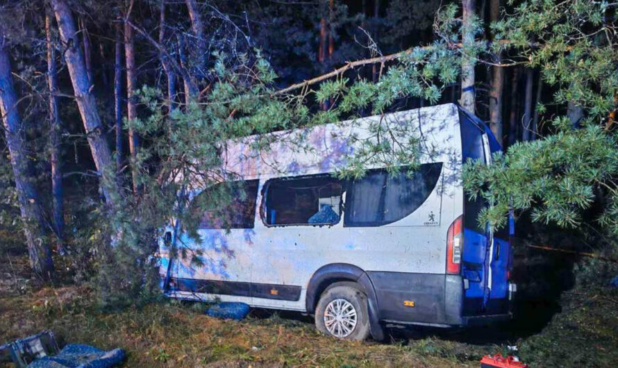 Серьезное ДТП под Минском: 13 пострадавших в аварии с микроавтобусом