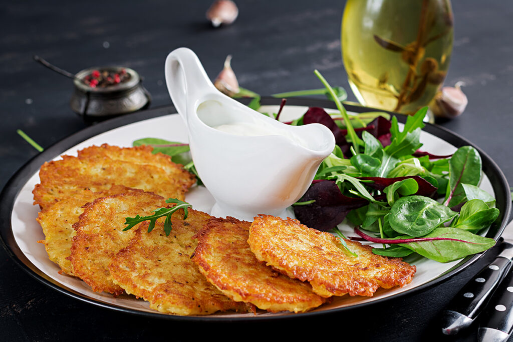 Что посмотреть в Суле в сентябре: фестивали, традиции и фольклор 2 potato fritters served with sour cream