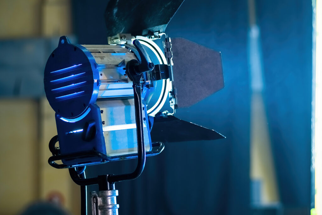 В Минске снимают третью часть франшизы "Не одна дома". 2 professional lighting equipment movie set with smoke air