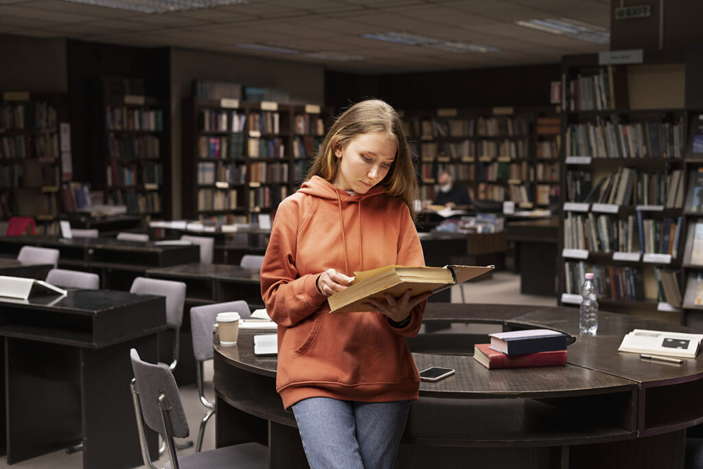 В Минске отмечают День библиотек: цифры, факты и редкие книги 2 young student working assignment