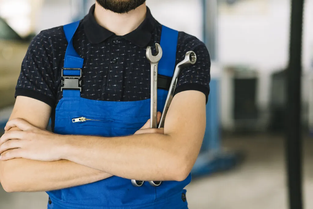 Рекордный приток трудовых мигрантов в Беларуси – кто они и кем работают 2 car mechanic with spanners