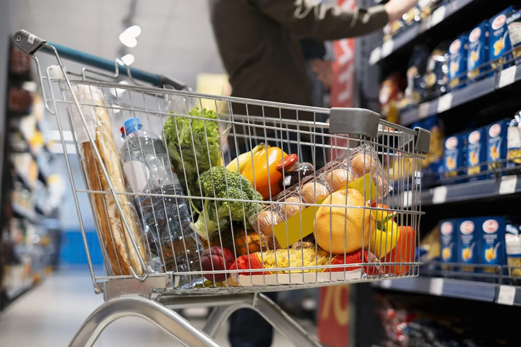 Продукты первой необходимости подорожали? Сравнили цены в разных магазинах 2 person shopping with face mask