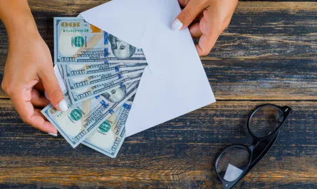 biznes koncepcia s ockami i konvert s den gami na derevannoi poverhnosti
