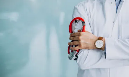 molodoi krasivyi vrac v medicinskom halate so stetoskopom